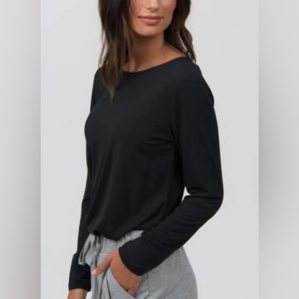 NWT Agnes & Dora Black Long Sleeve Fitted Tee